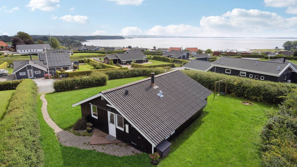 Ronde Apartment | Stunning apartment in Rønde with sauna