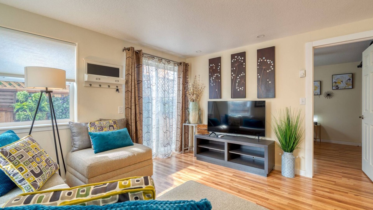 Sellwood-Moreland Apartment | STUNNING APARTMENT,WiFi,Parking, Sellwood/PORTLANDn