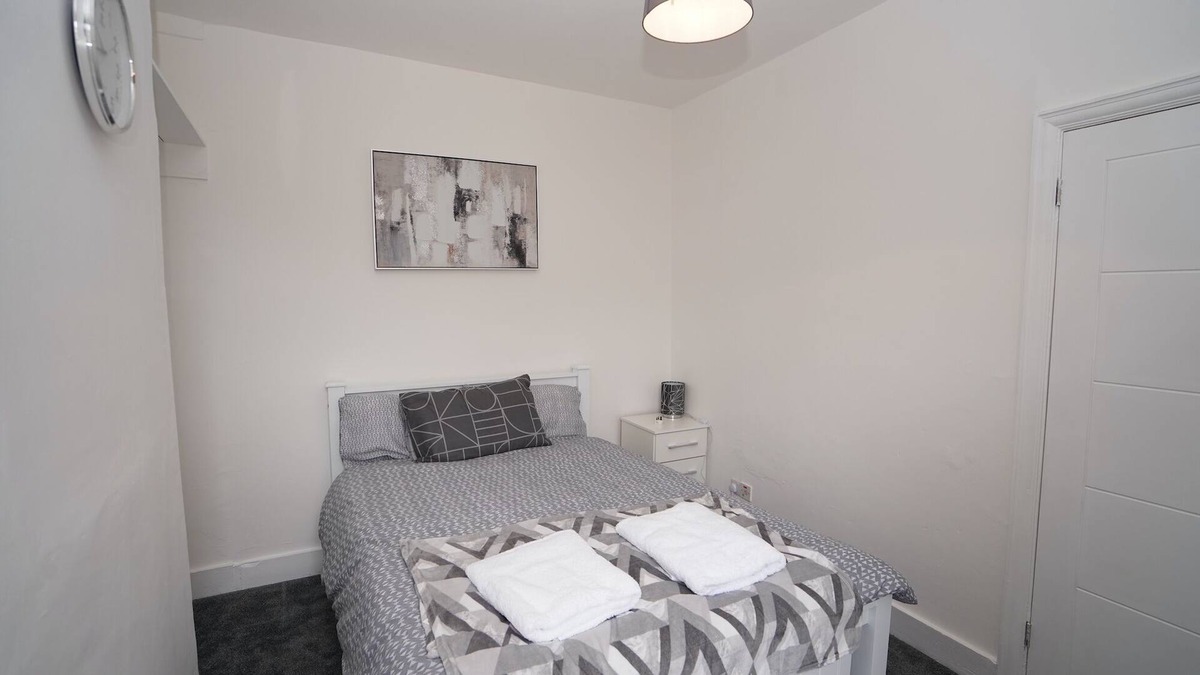 Loxford Apartment | Stunning Apt | Free Parking | Private Garden