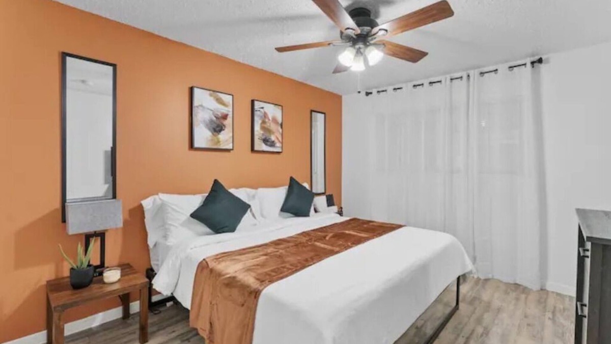 West Campus Apartment | Stunning Area! King Suite - 2 Mins from UT - Free Parking