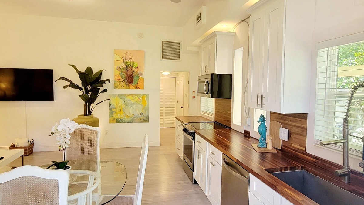 Ormond-by-the-Sea Apartment | Stunning Art Studio at the Beach!