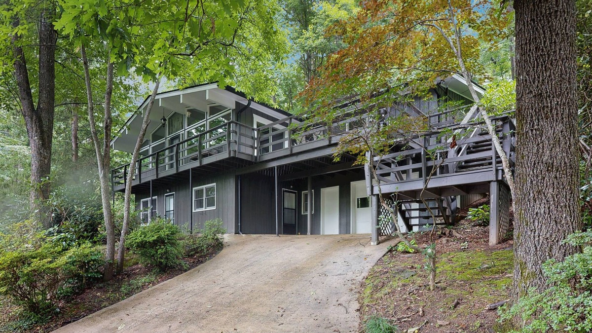 Waynesville House | Stunning away from it all mountain view home with large relaxing deck