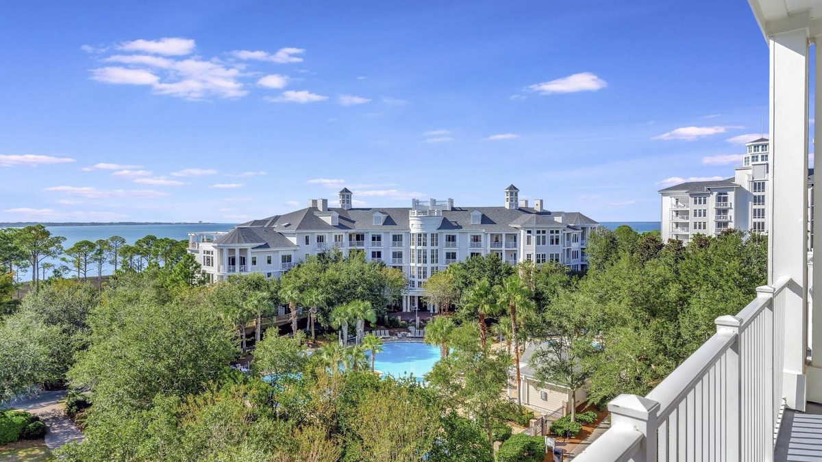 Villa Lago Condo | Stunning Bay Views on the 6th Floor: Two bedroom with Fully Equipped Kitchen, Sleeper Sofa at Sandestin Golf and Beach Resort!