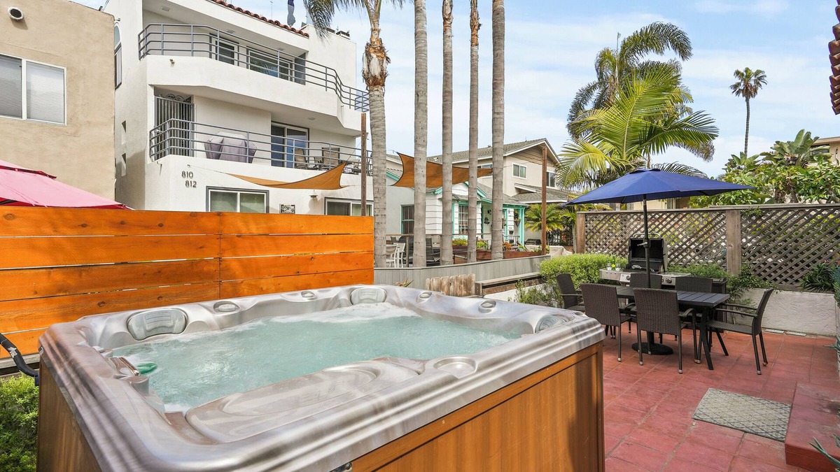 South Mission Beach House | Stunning Beach Home with Stunning Rooftop, Parking, Spa, AC & Bay Views
