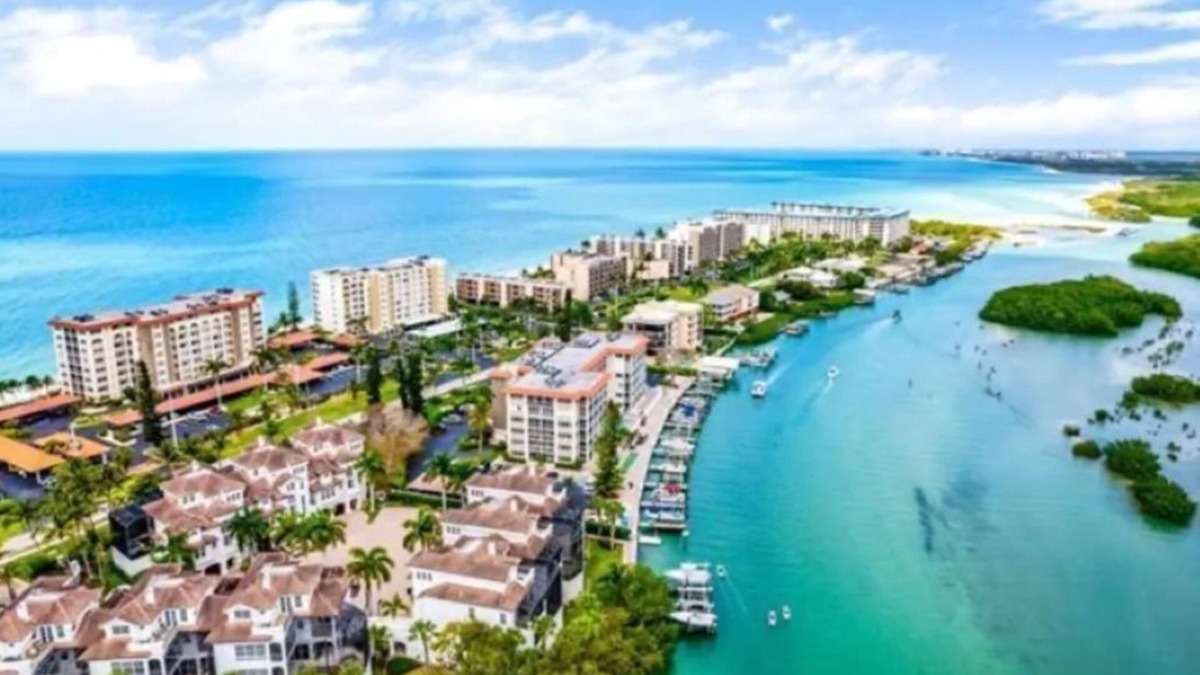 Bonita Springs Condo | STUNNING BEACHFRONT 2/2 PENTHOUSE SEASONAL UNIT-CASA BONITA GRANDE-MODERN