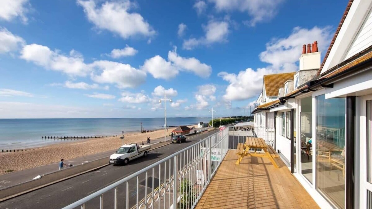 Bognor Regis Apartment | Stunning Beachfront Apt w/Balcony & Sea Views