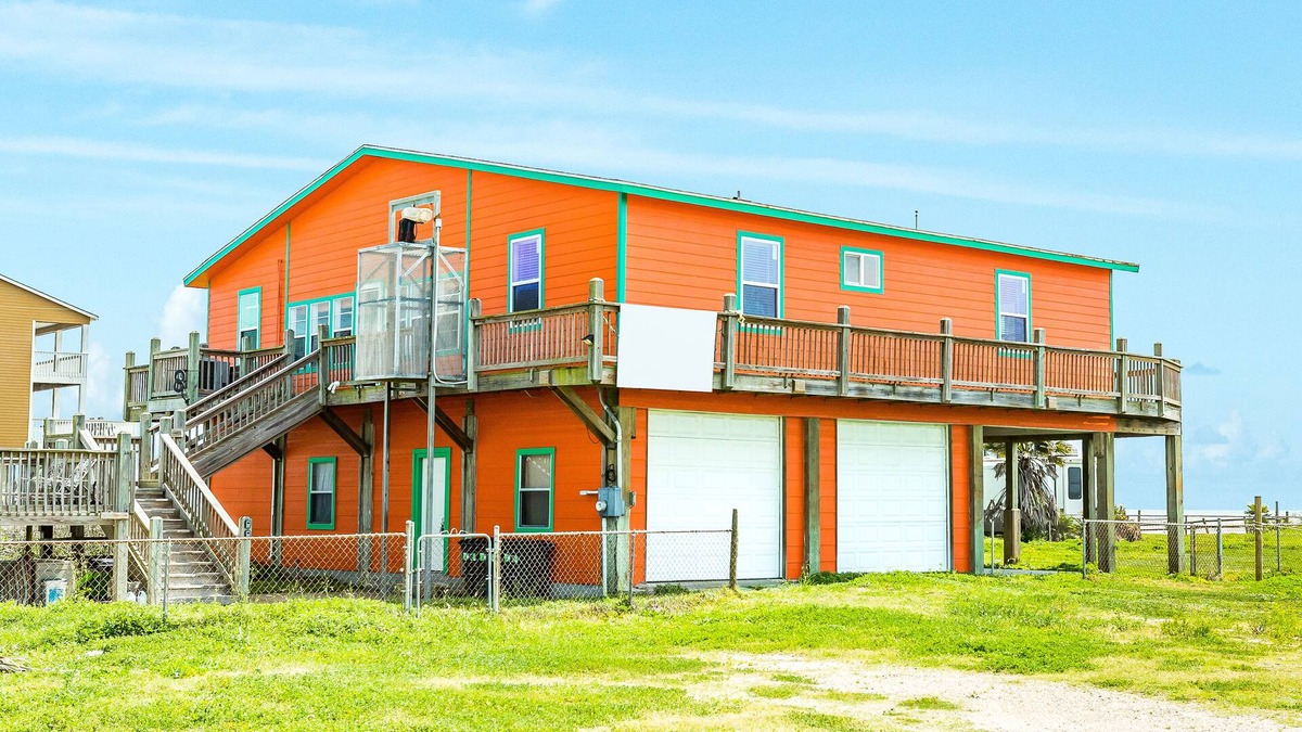 Port Bolivar House | Stunning | Beachfront | Cargo Lift | Fenced Yard