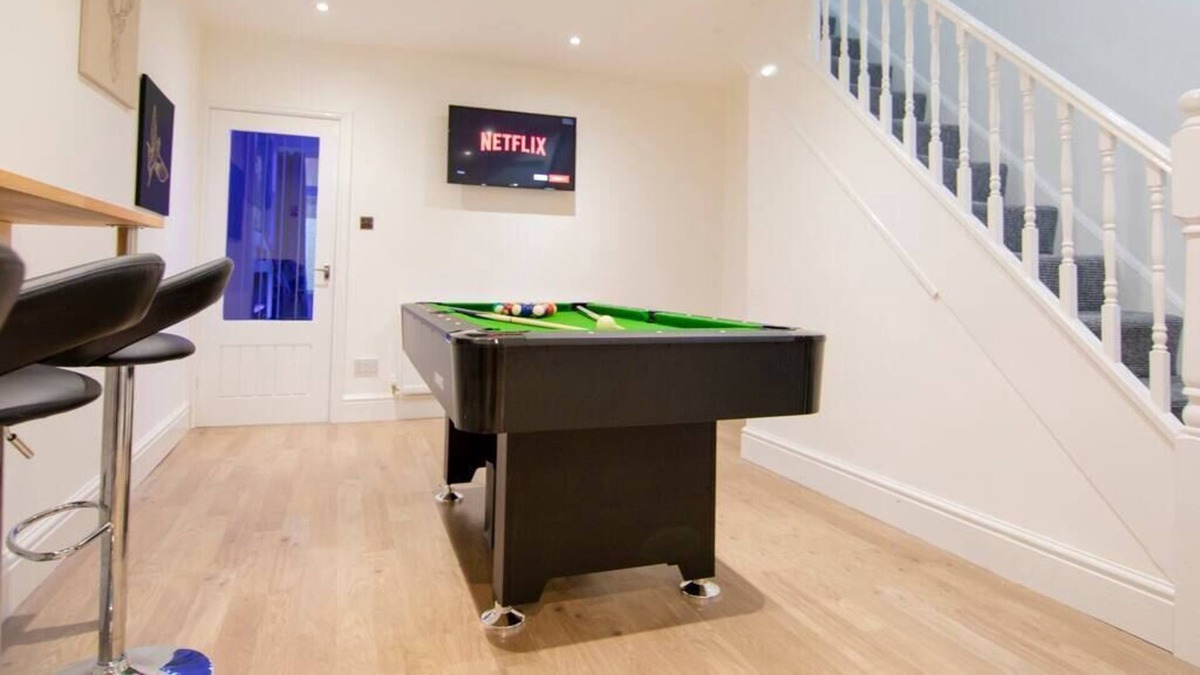 Bolton Apartment | Stunning Bolton Abode - Pool Table