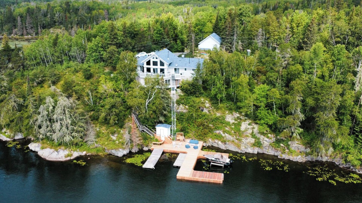 Northern Ontario Cabin | STUNNING CABIN ON LOTW WITH HOTTUB TEN MIN FROM KENORA