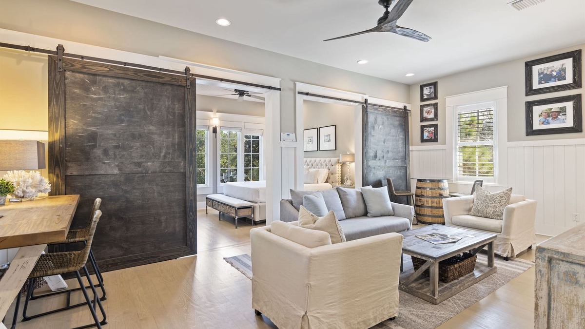 Watercolor House | Stunning Carriage House in Watercolor | 4 Pass Golf Cart | 2 Bicycles Included!