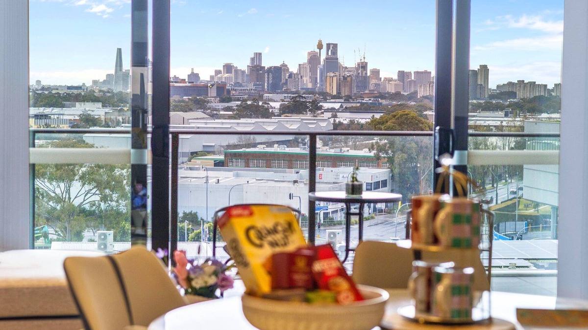 Mascot Apartment | Stunning City Views | Spacious 3BR Apt | Mascot