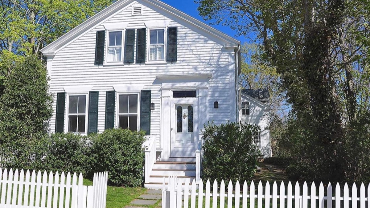 Vineyard Haven House | Stunning, Classic Renovated Greek Revival - few mins Walk to Main St & VH Ferry