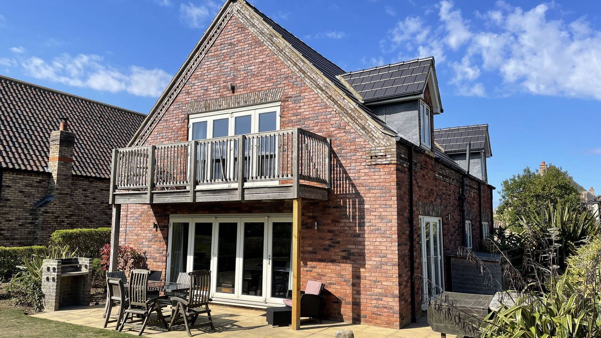 Filey Apartment | Stunning Coastal Cottage - Sleeping 8 in 4 Bedrooms - Pool and Beach Access Included.