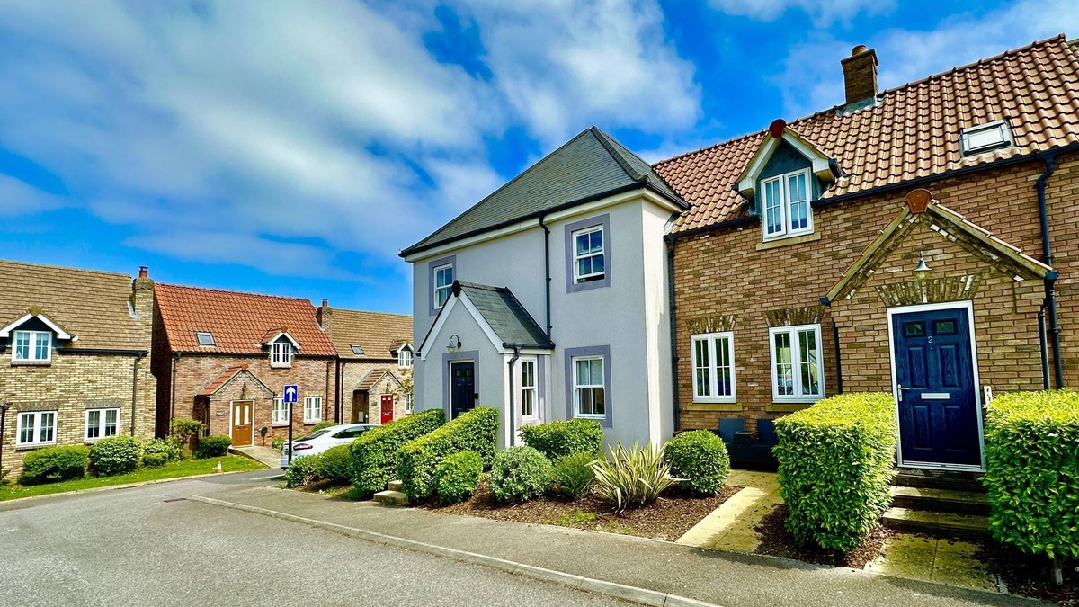 Filey Apartment | Stunning Coastal Cottage - Sleeping 8 in 4 Bedrooms - Pool and Beach Access Included.