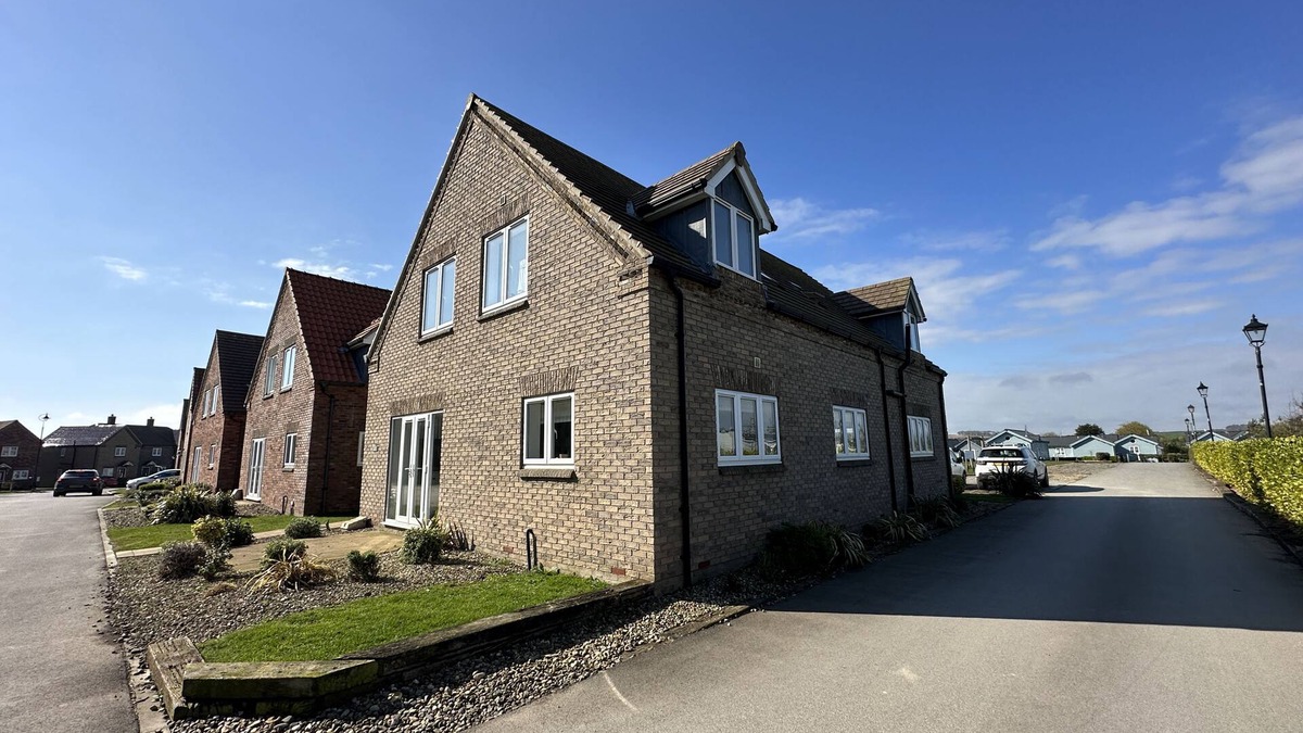Filey Cottage | Stunning Coastal Cottage - Sleeping 10 in 4 Bedrooms - Pool and Beach Access Included.
