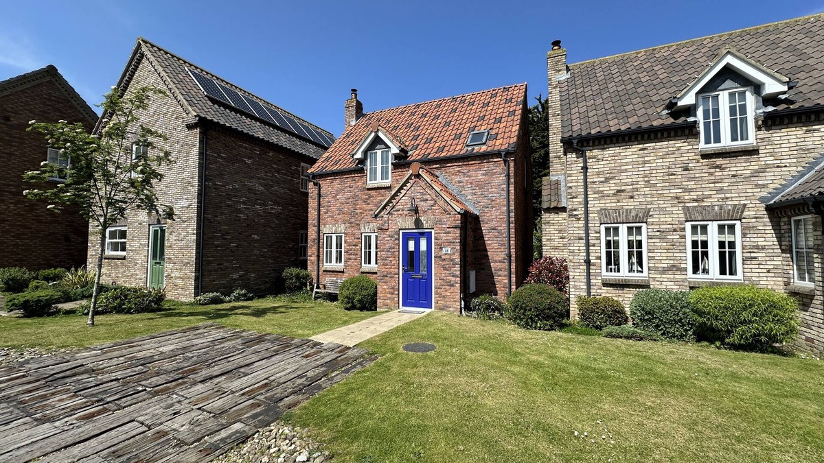 Filey Cottage | Stunning Coastal Cottage - Sleeping 5 in 2 Bedrooms - Pool and Beach Access Included.