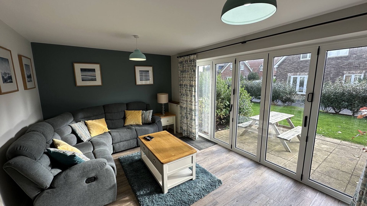 Filey Cottage | Stunning Coastal Cottage - Sleeping 5 in 2 Bedrooms - Pool and Beach Access Included.