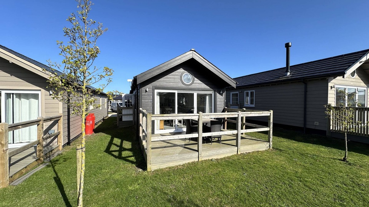 Filey Apartment | Stunning Coastal Lodge - Sleeping 4 in 2 Bedrooms - Pool and Beach Access Included.
