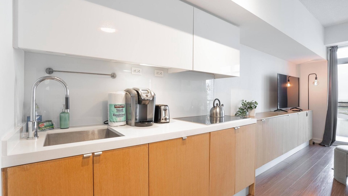 CityPlace Apartment | Stunning condo Downtown Toronto with incredible lake views. 5 minutes CN Tower.
