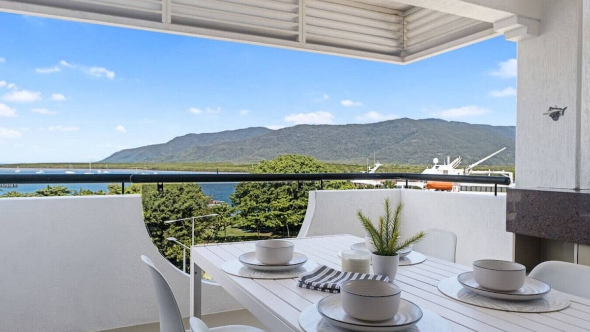 Cairns Central Business District Apartment | STUNNING COSTAL 3 BEDROOM APARTMENT IN CAIRNS CBD