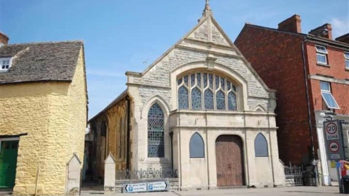 Malmesbury House | Stunning Cotswolds Chapel - Sleeps 10+