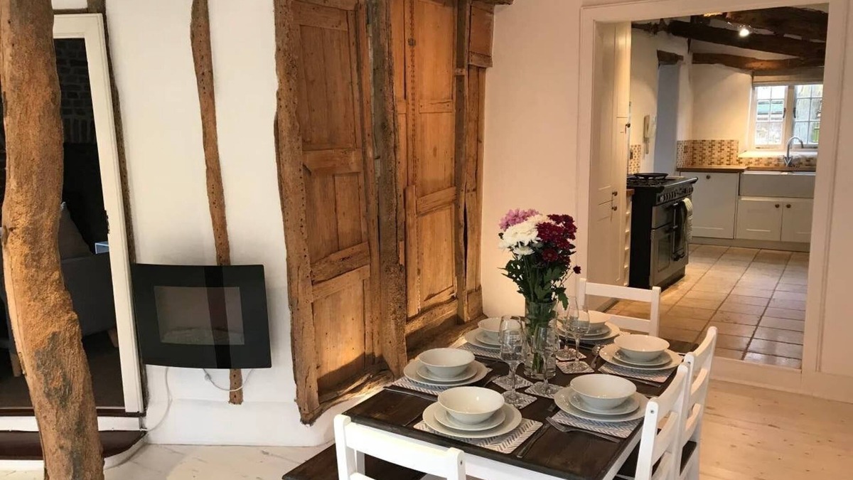 Watford Cottage | Stunning cottage in picturesque village