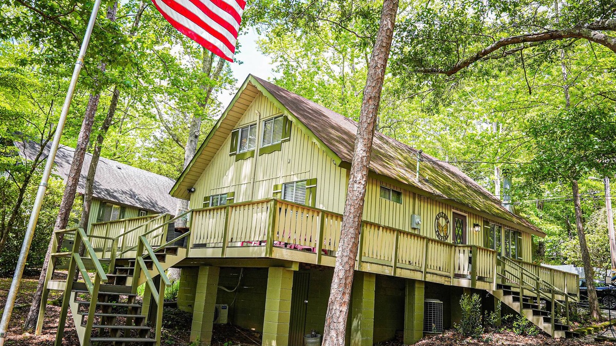 Pine Mountain Ski Chalet | Stunning cottage overlooking Lake Innsbruck 5 miles from Wild Animal Safari!