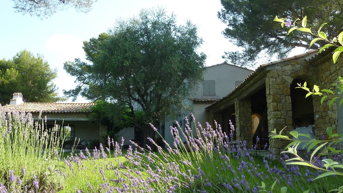 Mouans-Sartoux Villa | Stunning Couëlle villa in the Redon domain. with pool, tennis and large garden