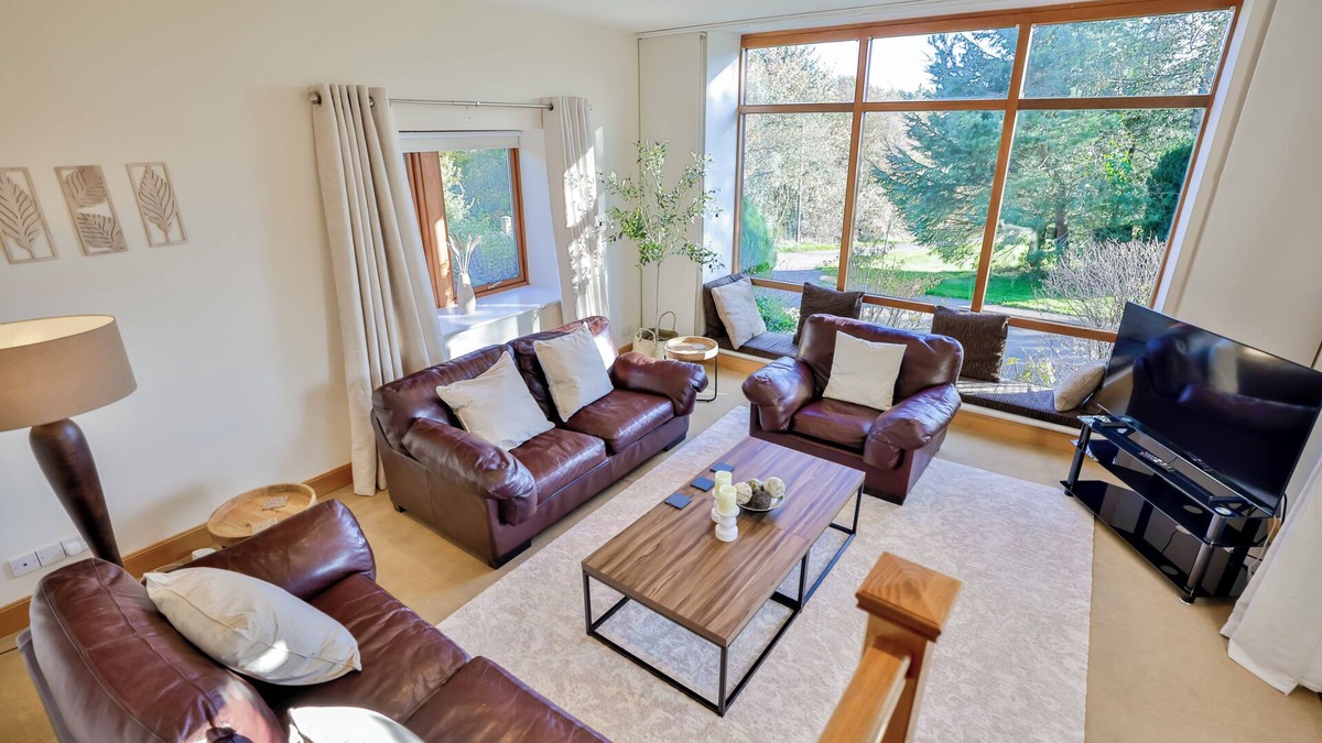 Inverurie House | Stunning Country House. Cinema Rm, Games Rm/Pool Table, Bar, Hot Tub & Library