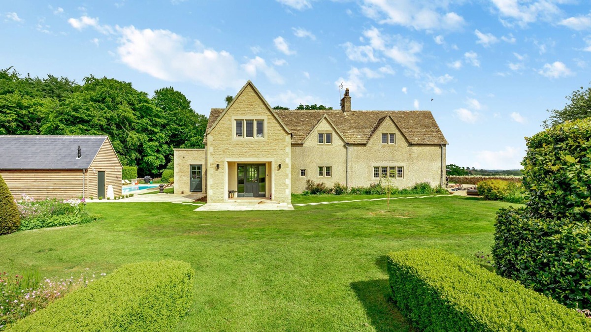 Brimpsfield Cottage | Stunning country house with a swimming pool in the Cotswolds - Keepers House