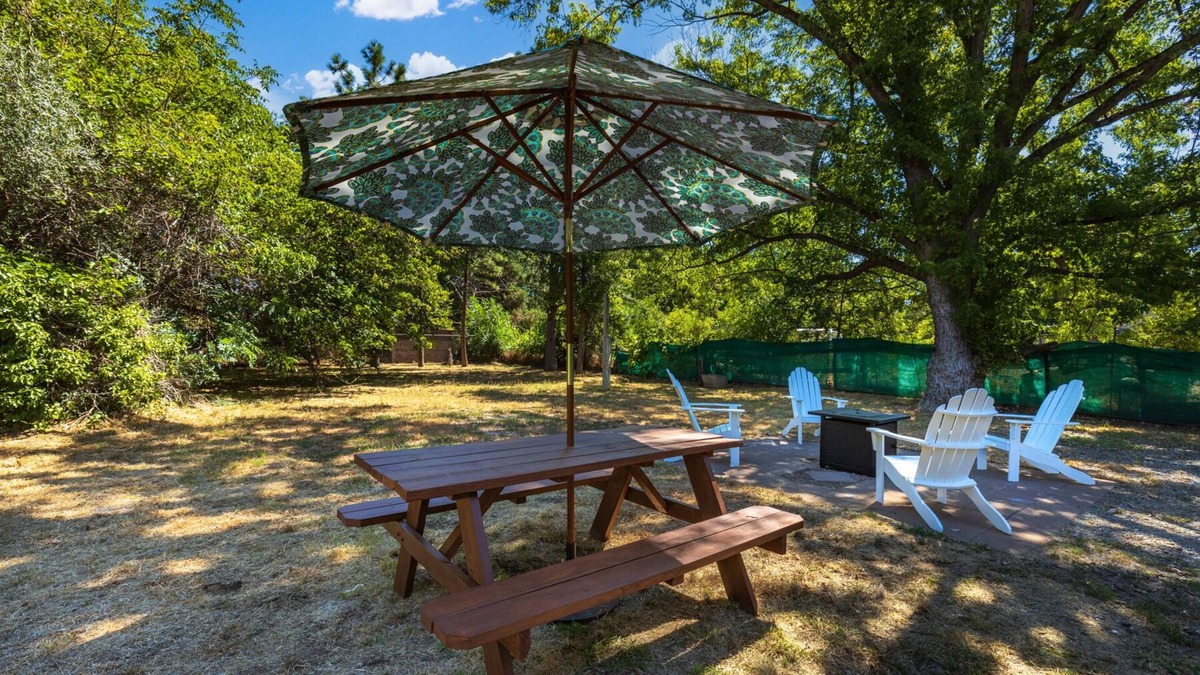 Chico Cottage | Stunning Cozy Cottage!-5 Minute Walk to Bidwell Park