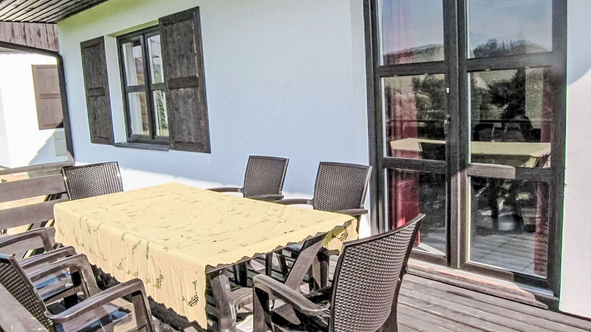 Starkov House | Stunning private villa with WIFI, pool, TV, patio, pets allowed, panoramic view and parking