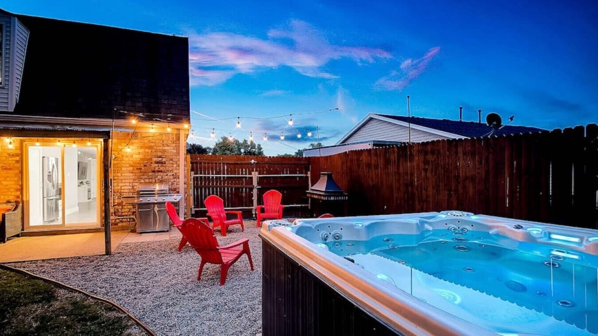 Jeffersonville House | ☆Stunning Derby Home☆ 5 KING BEDS, HOT TUB,FIREPIT