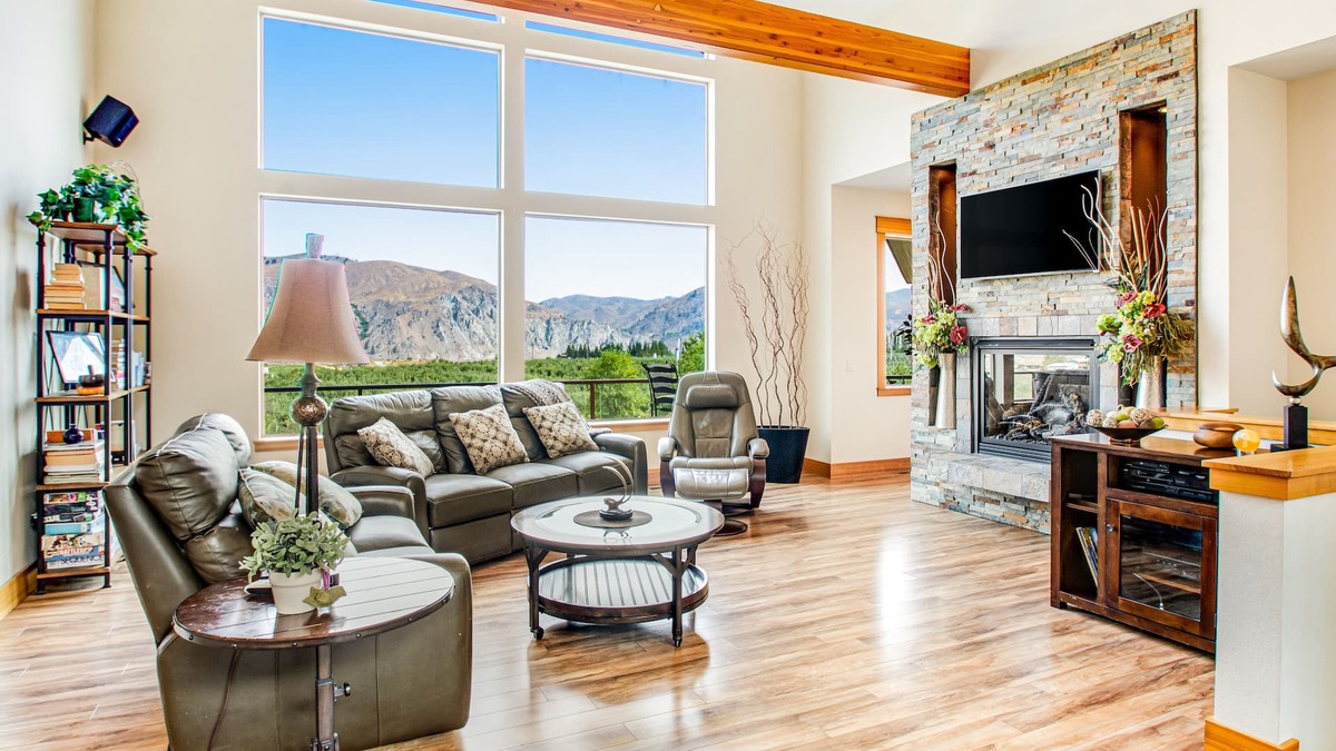 Orondo House | Stunning dog-friendly home with lovely patio/balcony & sunroom