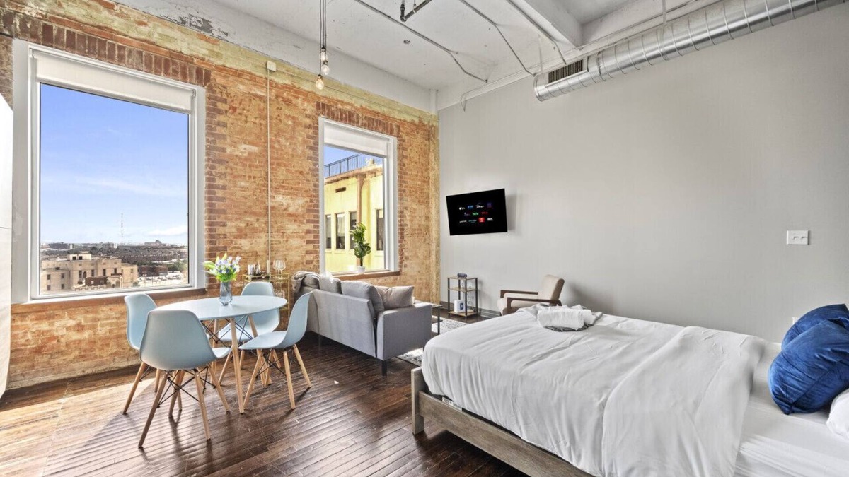 Downtown Dallas Apartment | Stunning Downtown Apartment | Pool, Laundry, Parking
