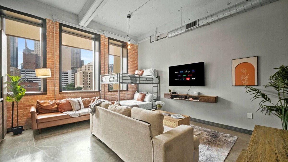 Downtown Dallas Apartment | Stunning Downtown Apartment | Pool, Laundry, Parking