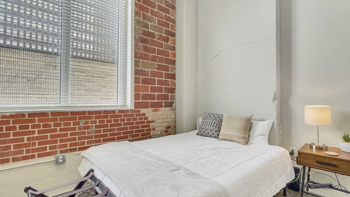Downtown Des Moines Apartment | Stunning Downtown Studio with Rooftop Patio