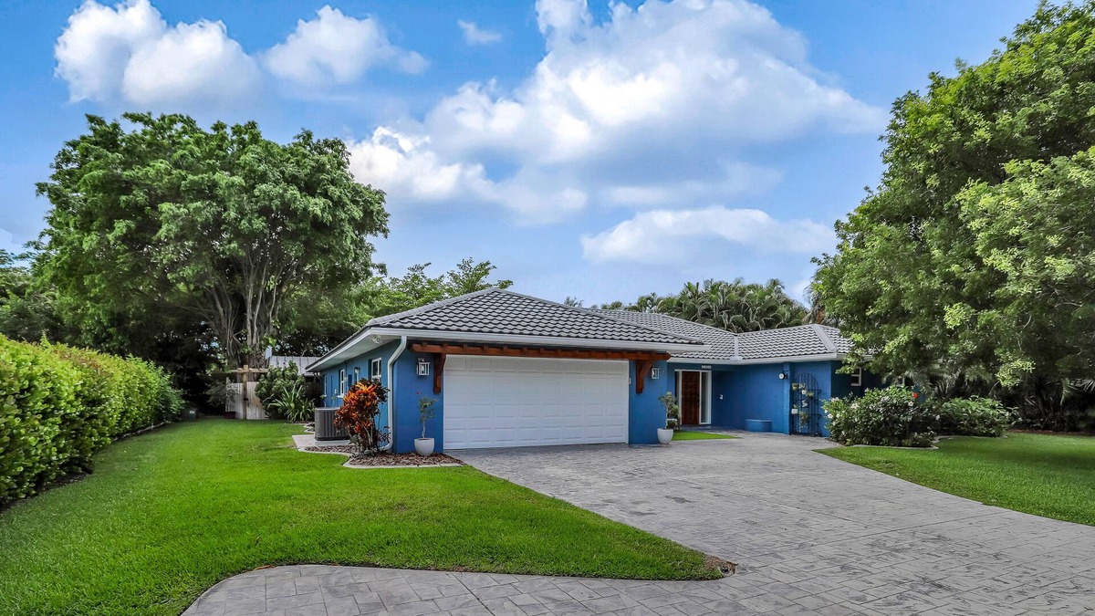 Cypress Lakes Estates House | Stunning escape with private saltwater pool, Peloton bike & central AC