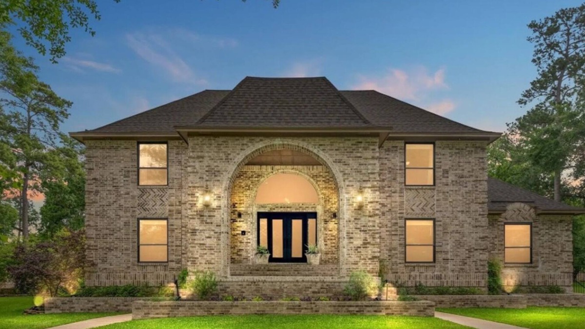 Houston House | Stunning estate with a large pool & fenced yard. Elegant & impressive.