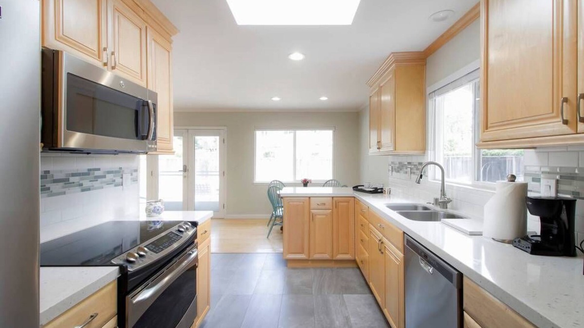 Moraga House | Stunning Executive Corporate House on Tree-Lined Street - Dogs, 30+ Stays