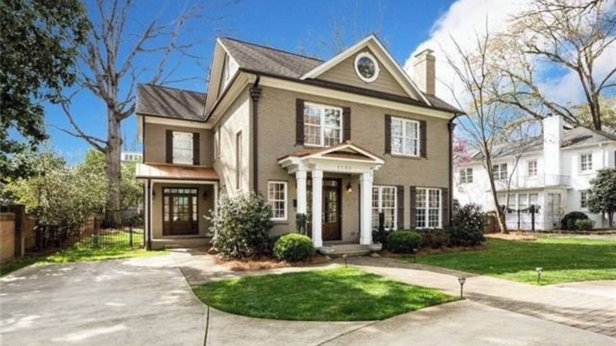 Myers Park House | Stunning Executive Home in Myers Park- Children’s Amenities- Huge Outdoor Space!