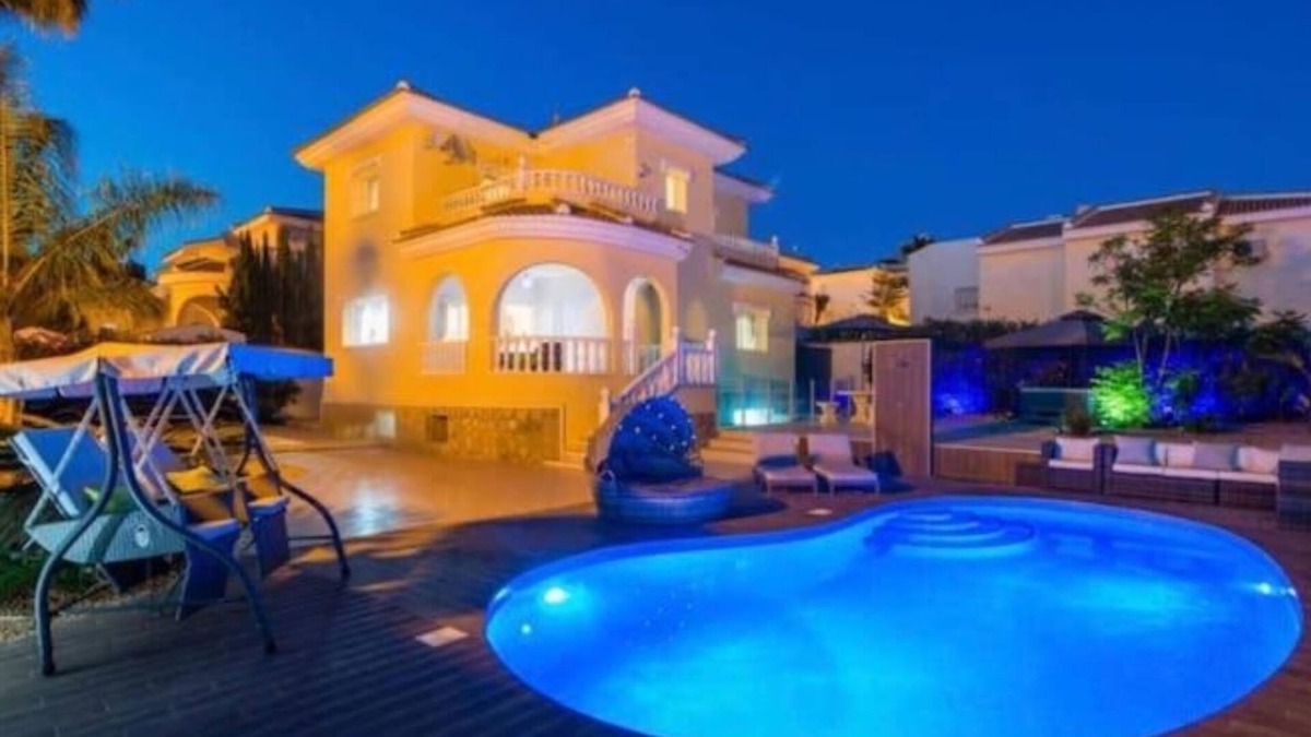 Quesada Villa | Stunning Family Villa Ciudad Quesada, Sleeps 14 Private Heated Pool & Jacuzzi