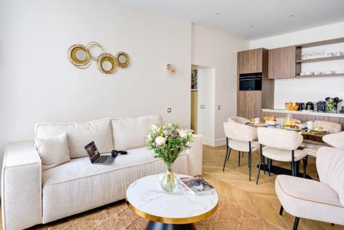 Quartier de la Porte-Saint-Denis Apartment | Stunning Family Flat - Grands Boulevards - with AC