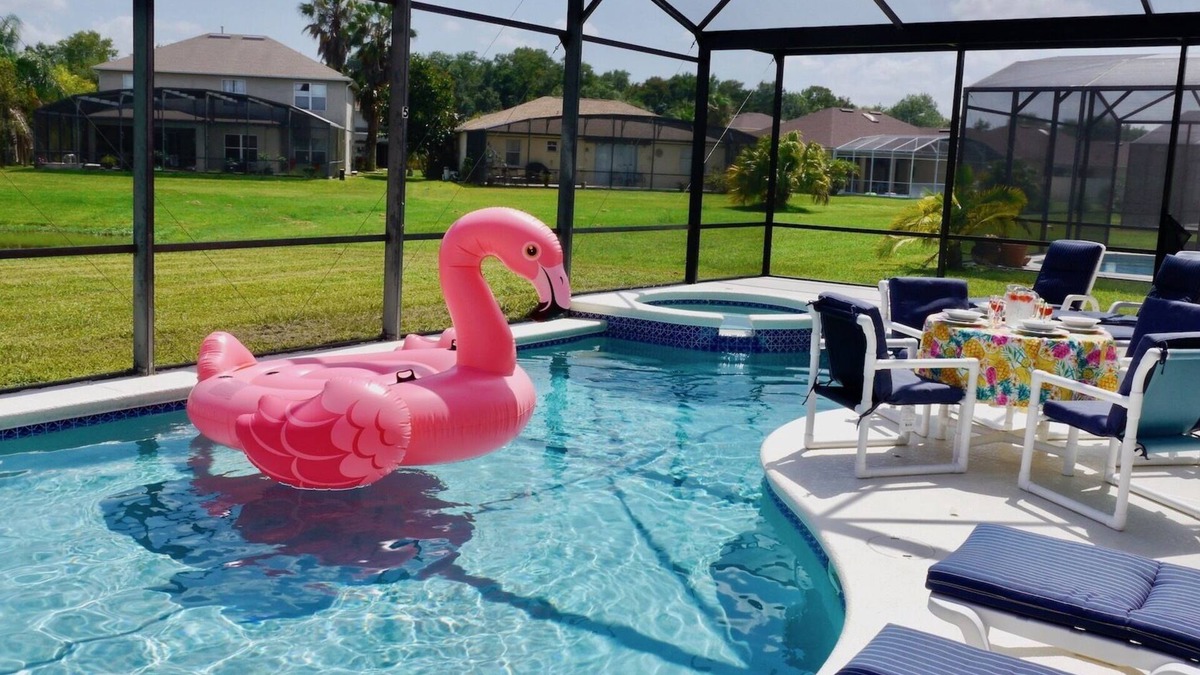 Crescent Lakes Villa | Stunning Family Friendly Villa with Lake Views - Close to all Major Attractions!