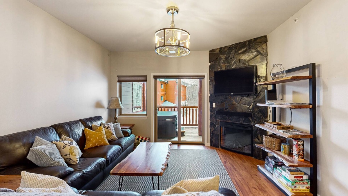 Alyeska House | Stunning family-friendly home with private hot tub overlooking mountains