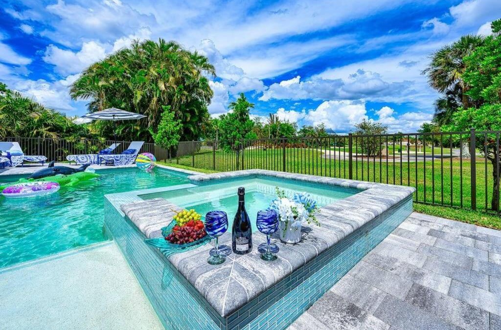 Central Naples House | Stunning Family Home Pool & Spa