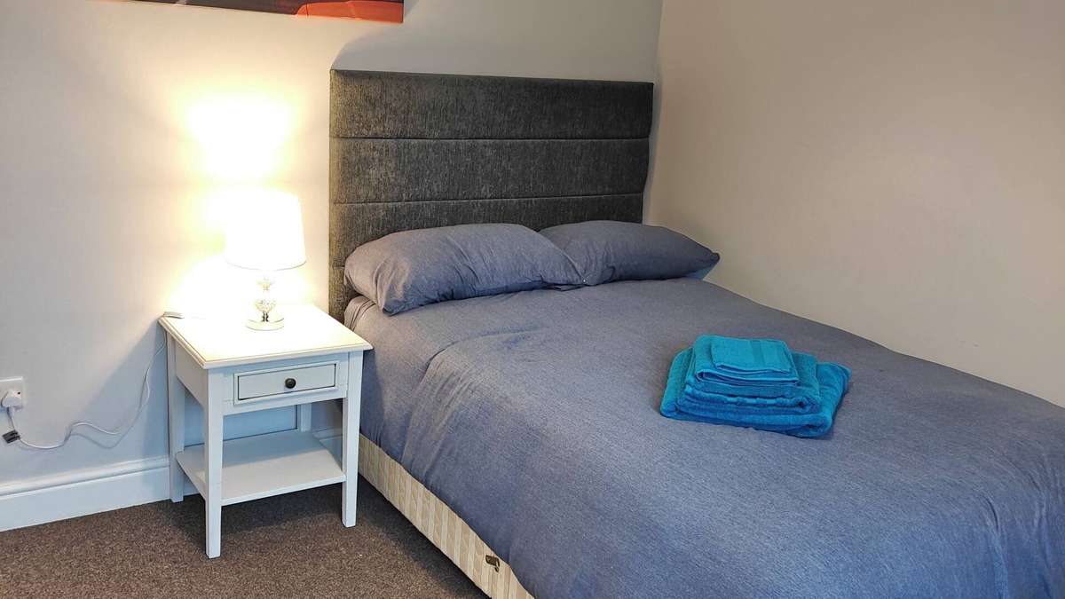 London Borough of Hounslow Apartment | Stunning first floor studio flat near Heathrow