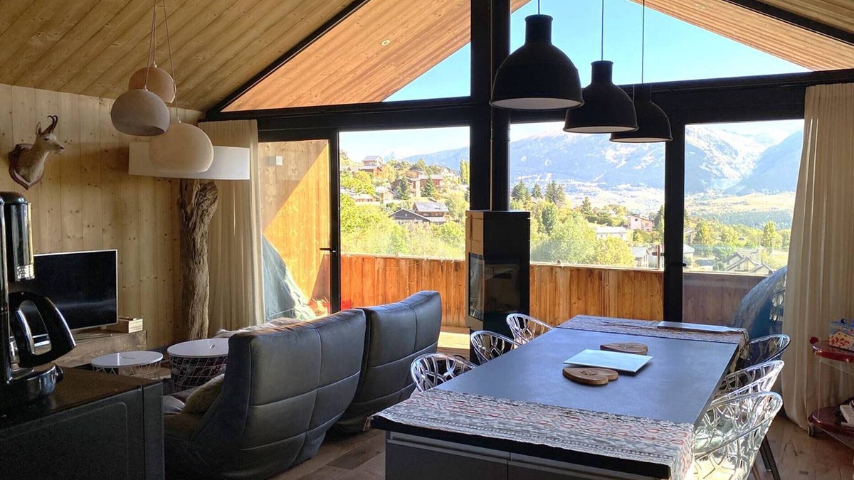 Font-Romeu-Odeillo-Via Ski Chalet | Stunning South-Facing Chalet with Modern Amenities – Sleeps 8
