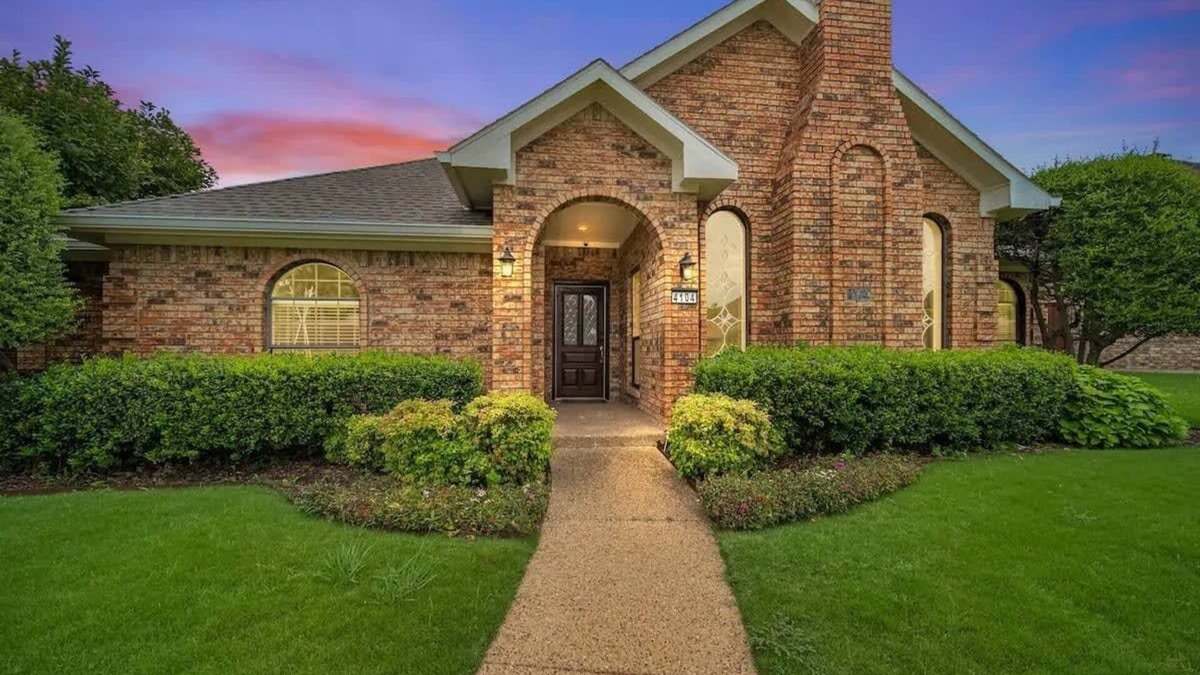 Far North Dallas House | Stunning Gables House, Basketball Court