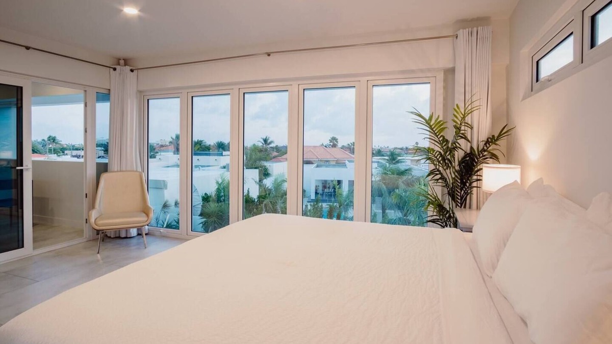 Esmeralda Villa | Stunning Getaway ~ Near Arashi Beach~ Swimming pool